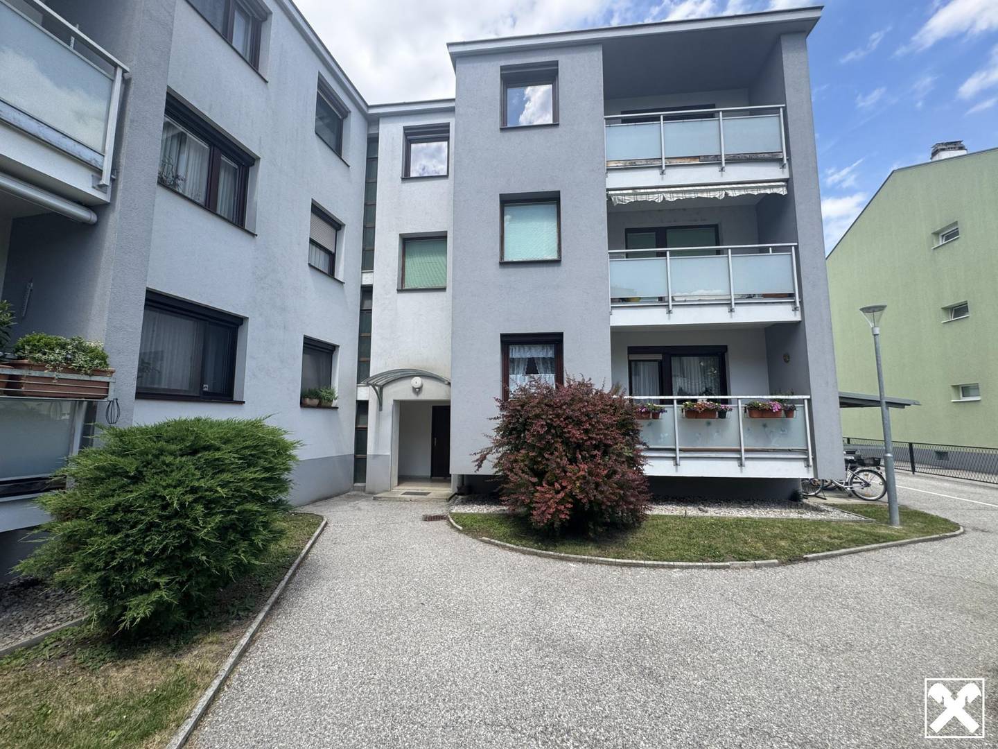 Helle 3 Zimmer Wohnung mit Loggia und Kellerabteil