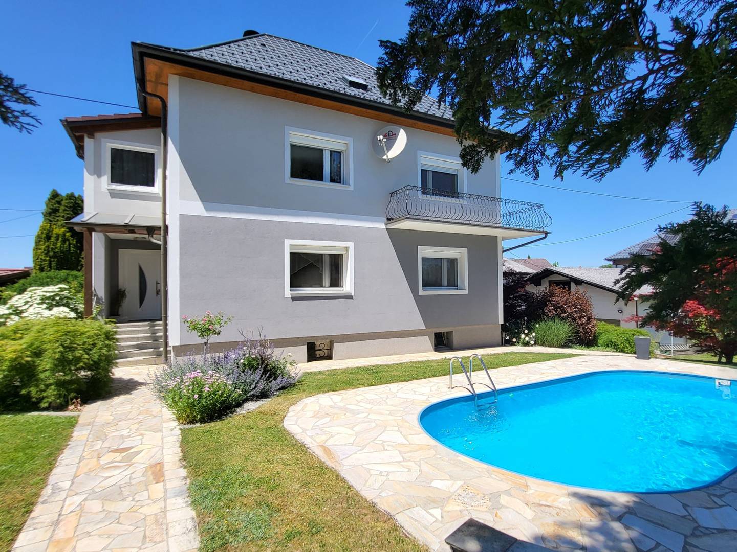Einfamilienhaus mit Pool und großem Garten