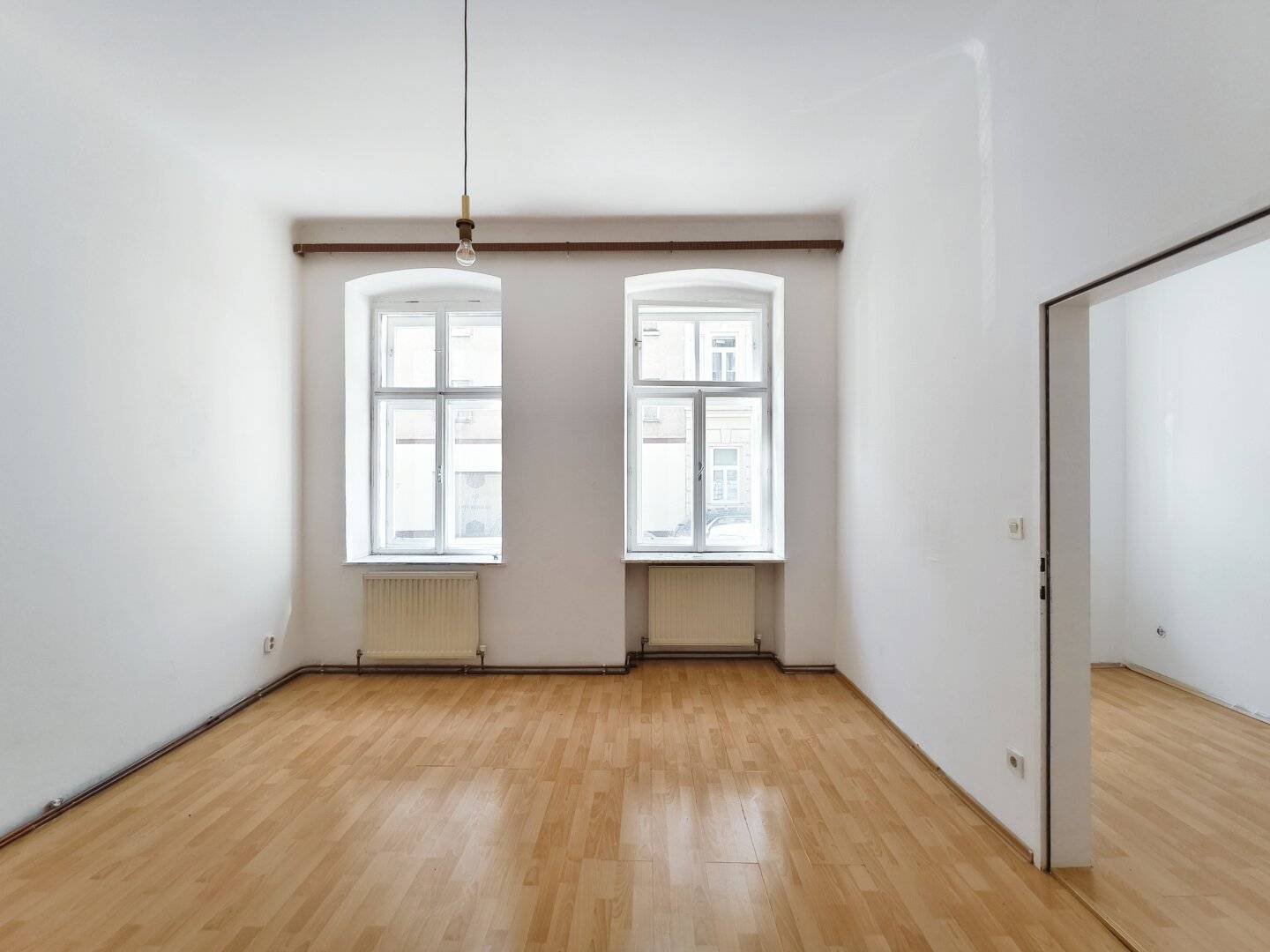 Live where life pulses Sanitation required 3-room period apartment near Yppenplatz