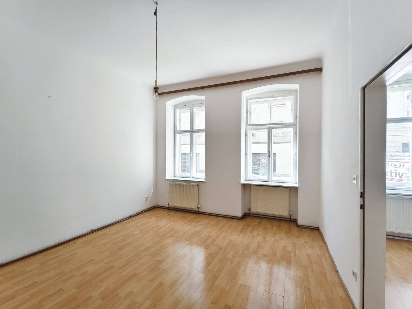 Live where life pulses Sanitation required 3-room period apartment near Yppenplatz