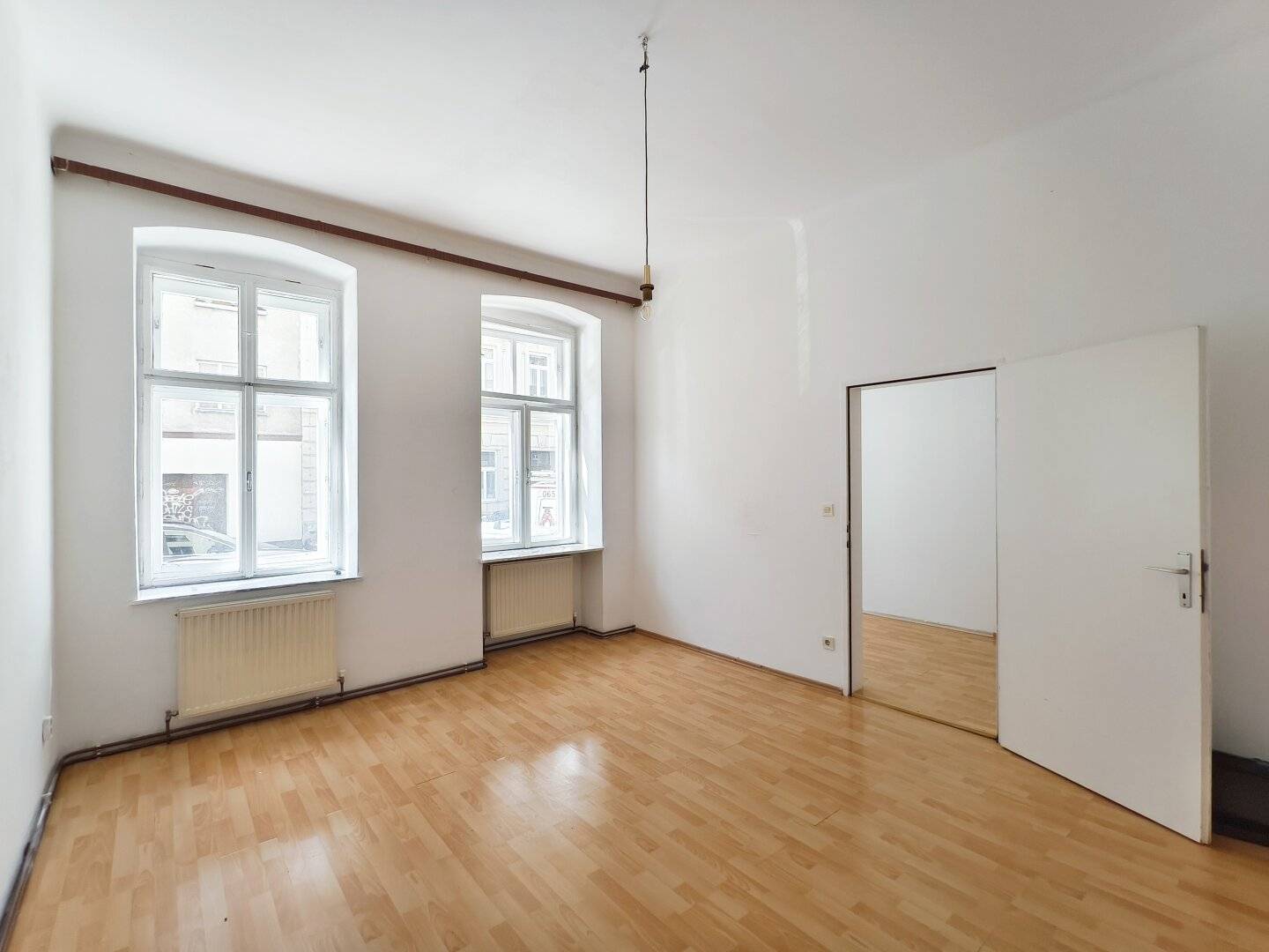 Live where life pulses Sanitation required 3-room period apartment near Yppenplatz