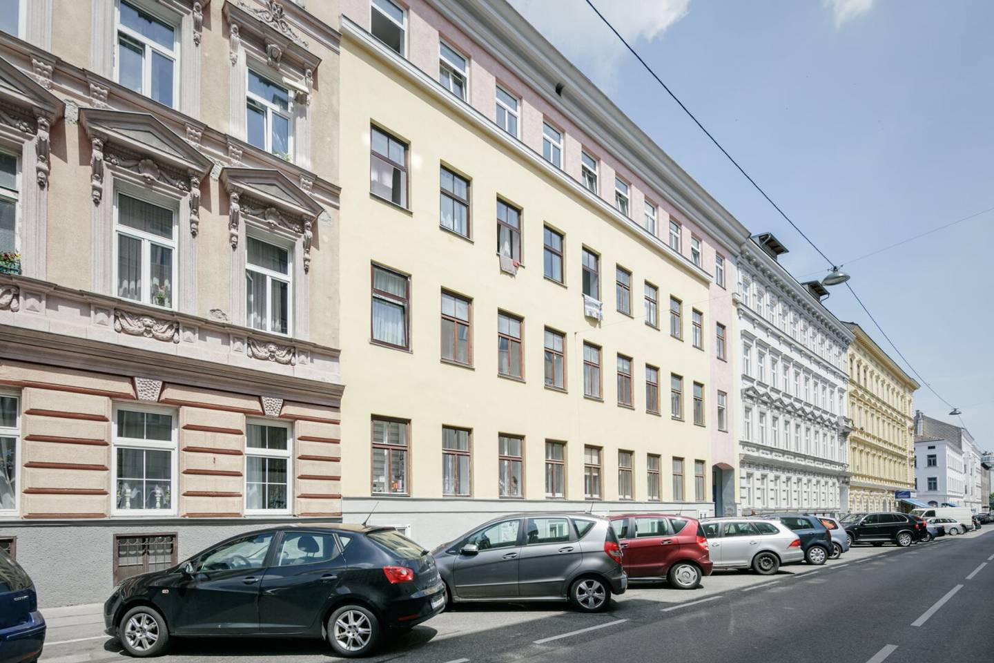 Live where life pulses Sanitation required 3-room period apartment near Yppenplatz