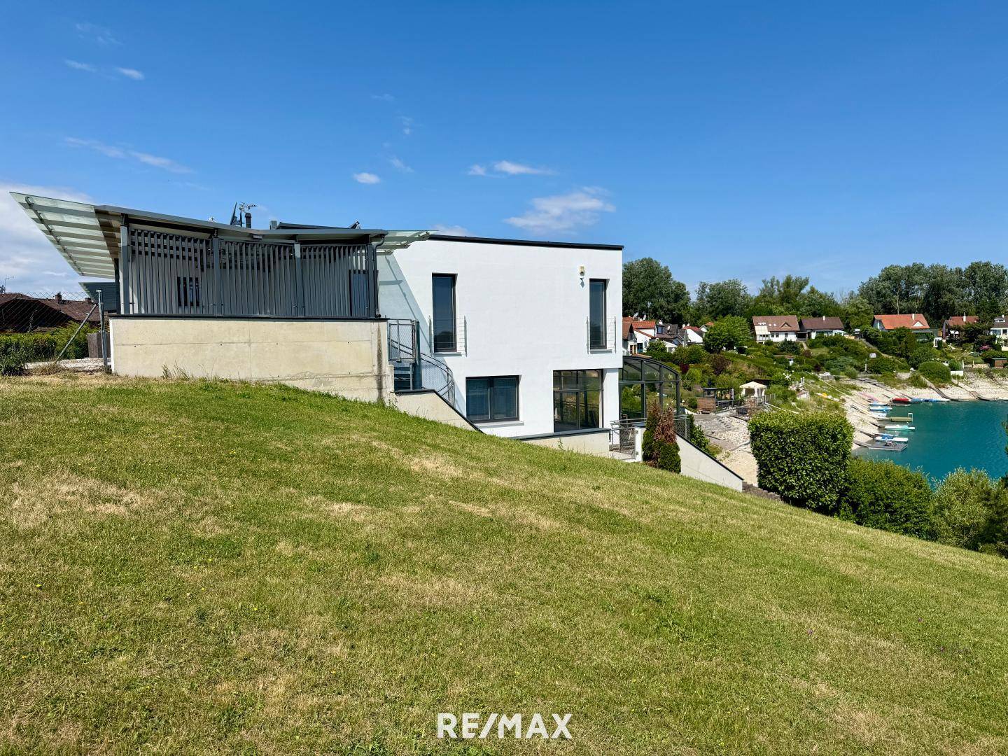 Einfamilienhaus mit Seeblick Terrasse und Sauna in Neudörfl
