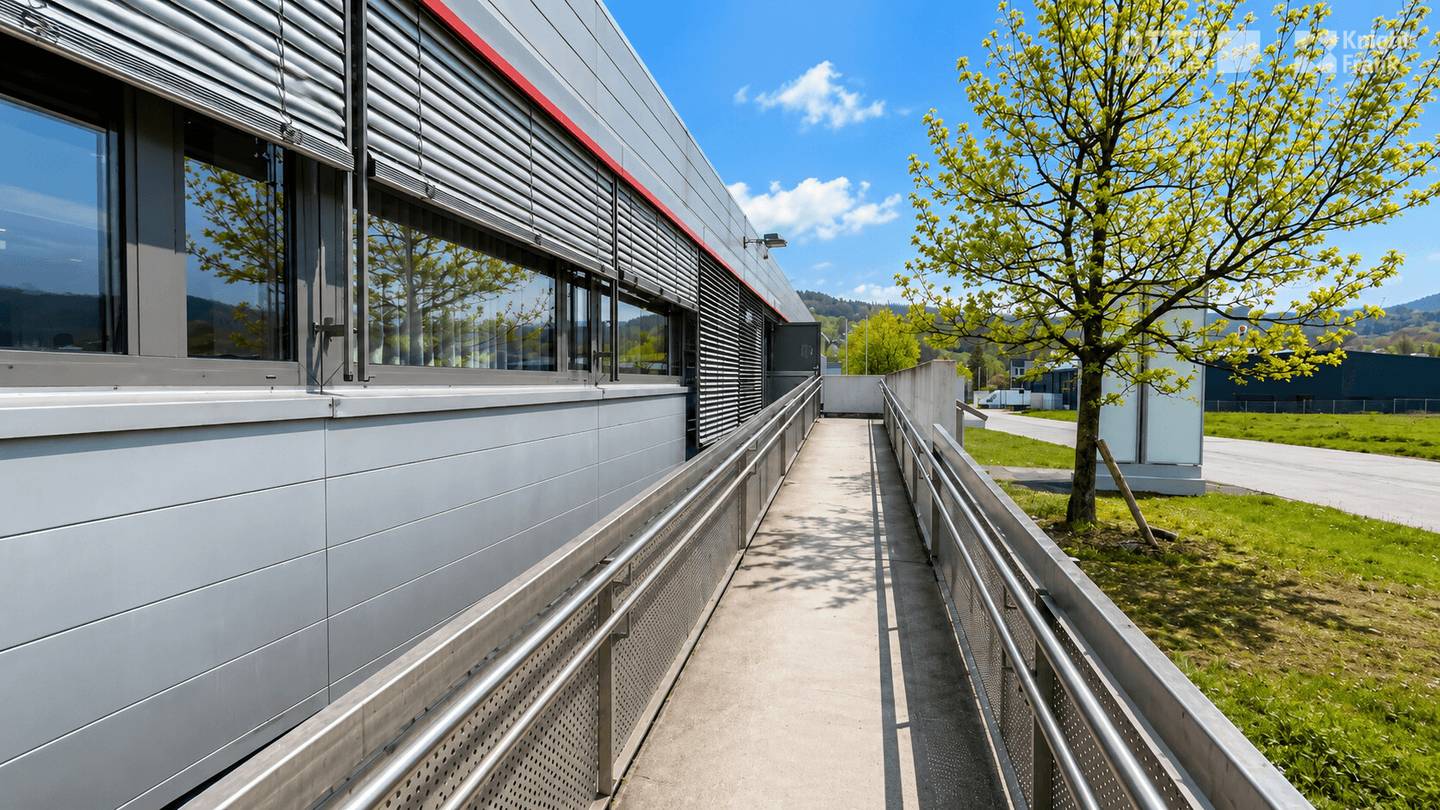 Gewerbeimmobilie mit Büro Halle und großzügiger Freifläche