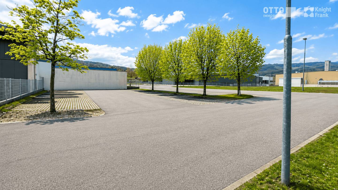 Gewerbeimmobilie mit Büro Halle und großzügiger Freifläche