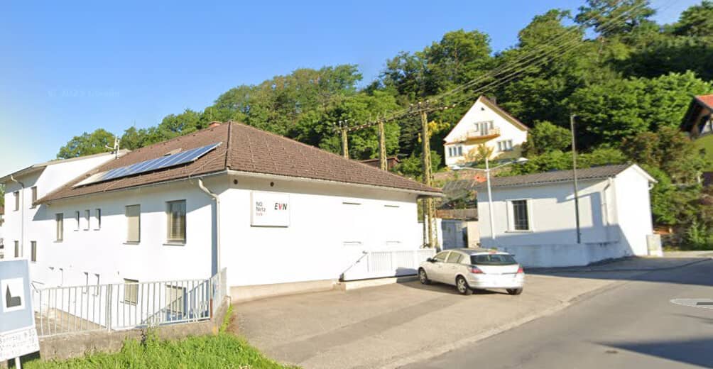 Entwicklungsgrundstück mit Wohnhaus und Halle