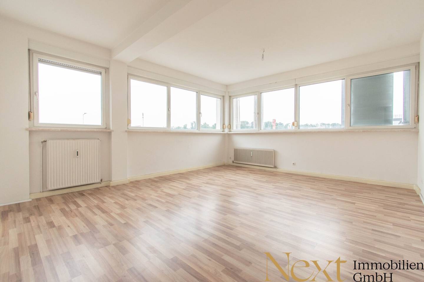 Bright 2-room office in a busy location next to the Plus-City/Pasching for rent