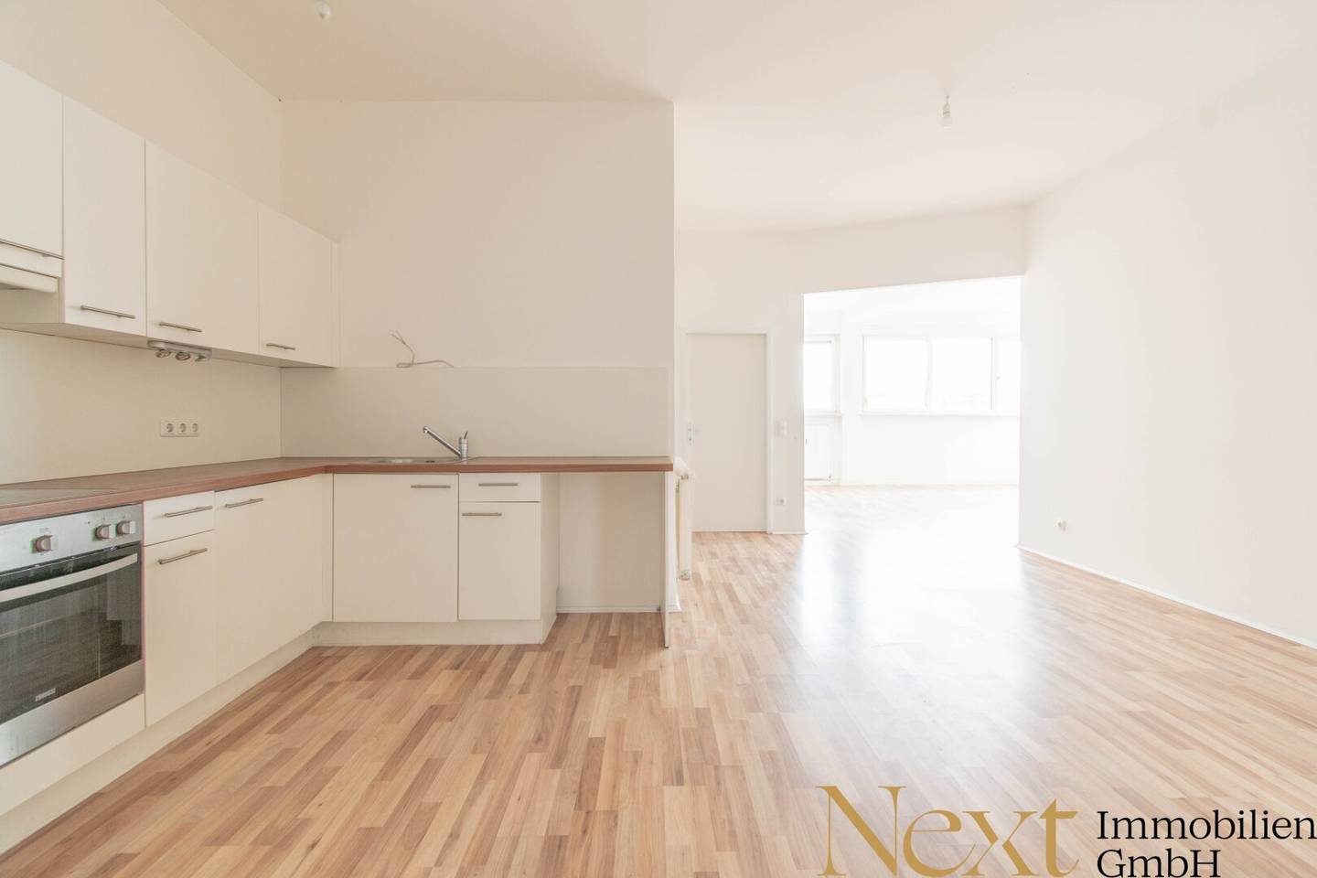 Bright 2-room office in a busy location next to the Plus-City/Pasching for rent