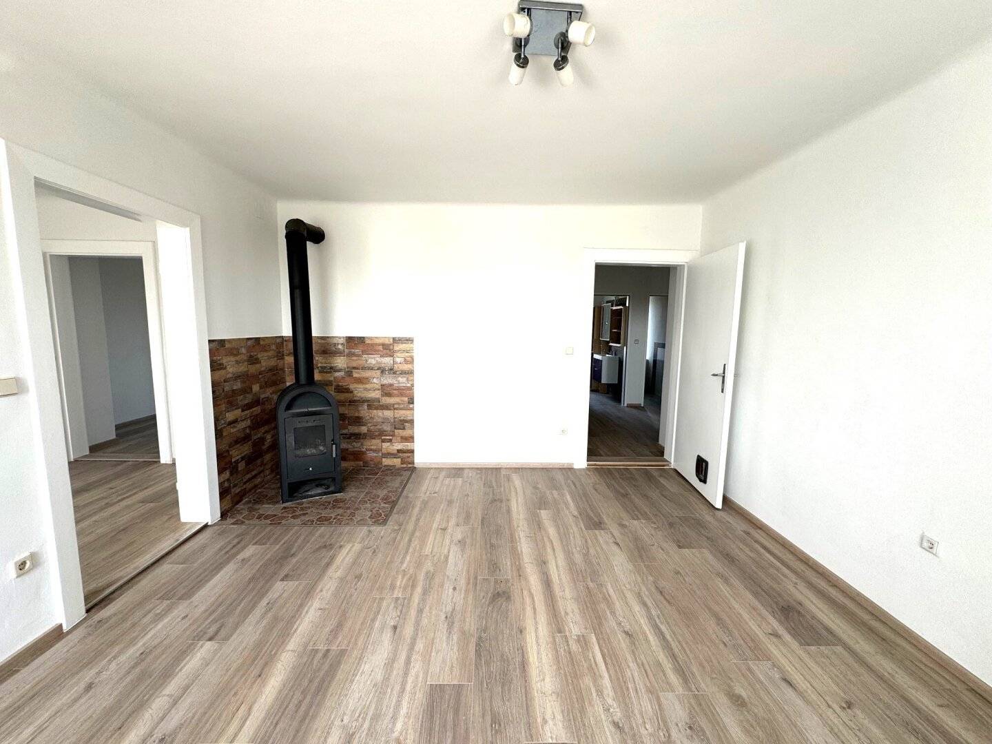 Well-maintained 4-room apartment with private garden and self-sufficient utilities