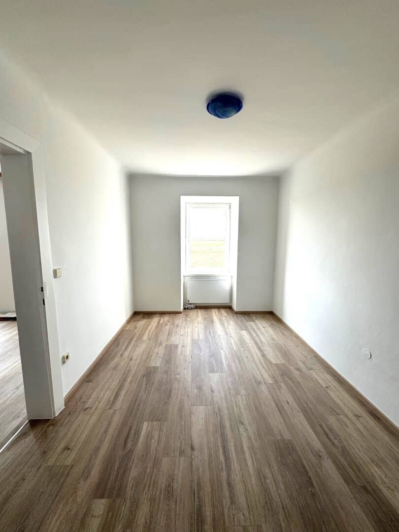 Well-maintained 4-room apartment with private garden and self-sufficient utilities