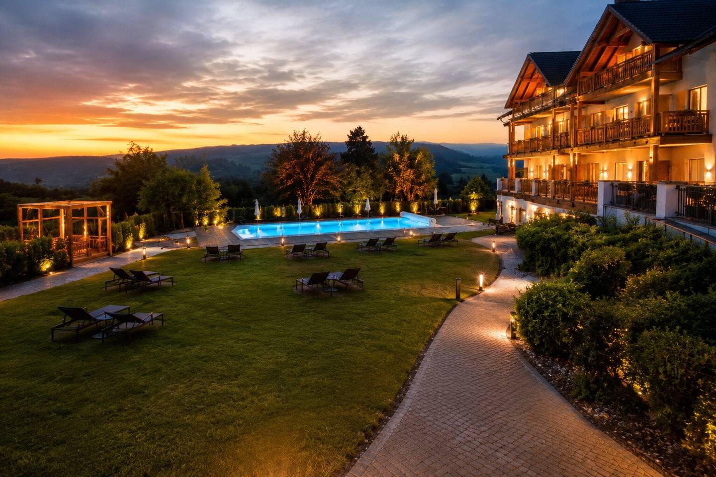 Modernisiertes Wellnesshotel mit Außenpool und starker touristischer Lage