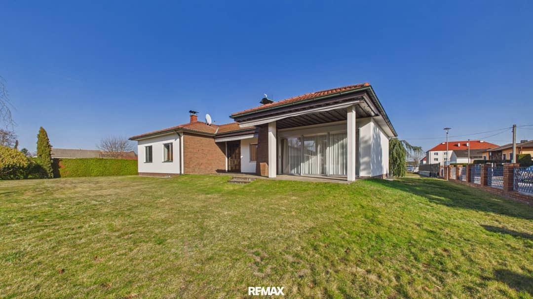 Charming Bungalow with Garden and Fireplace in Central Location