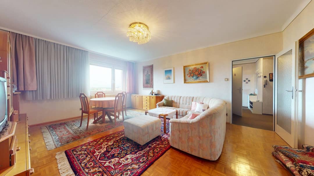 Sanierungsbedürftige 3 Zimmer Wohnung mit Loggia und Fernblick