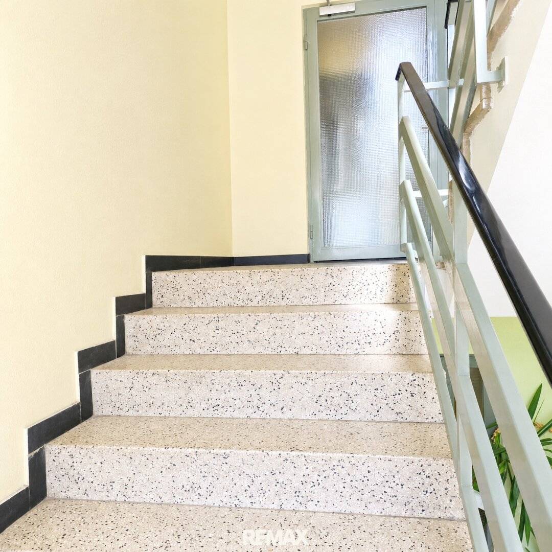 Bright 3.5 Room Apartment with Loggia and Underground Parking in Innsbruck