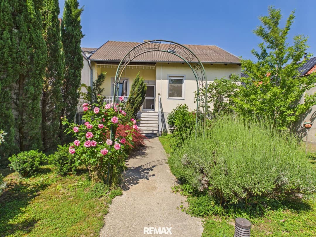 Modernisiertes Einfamilienhaus mit Pool und Garage in Illmitz