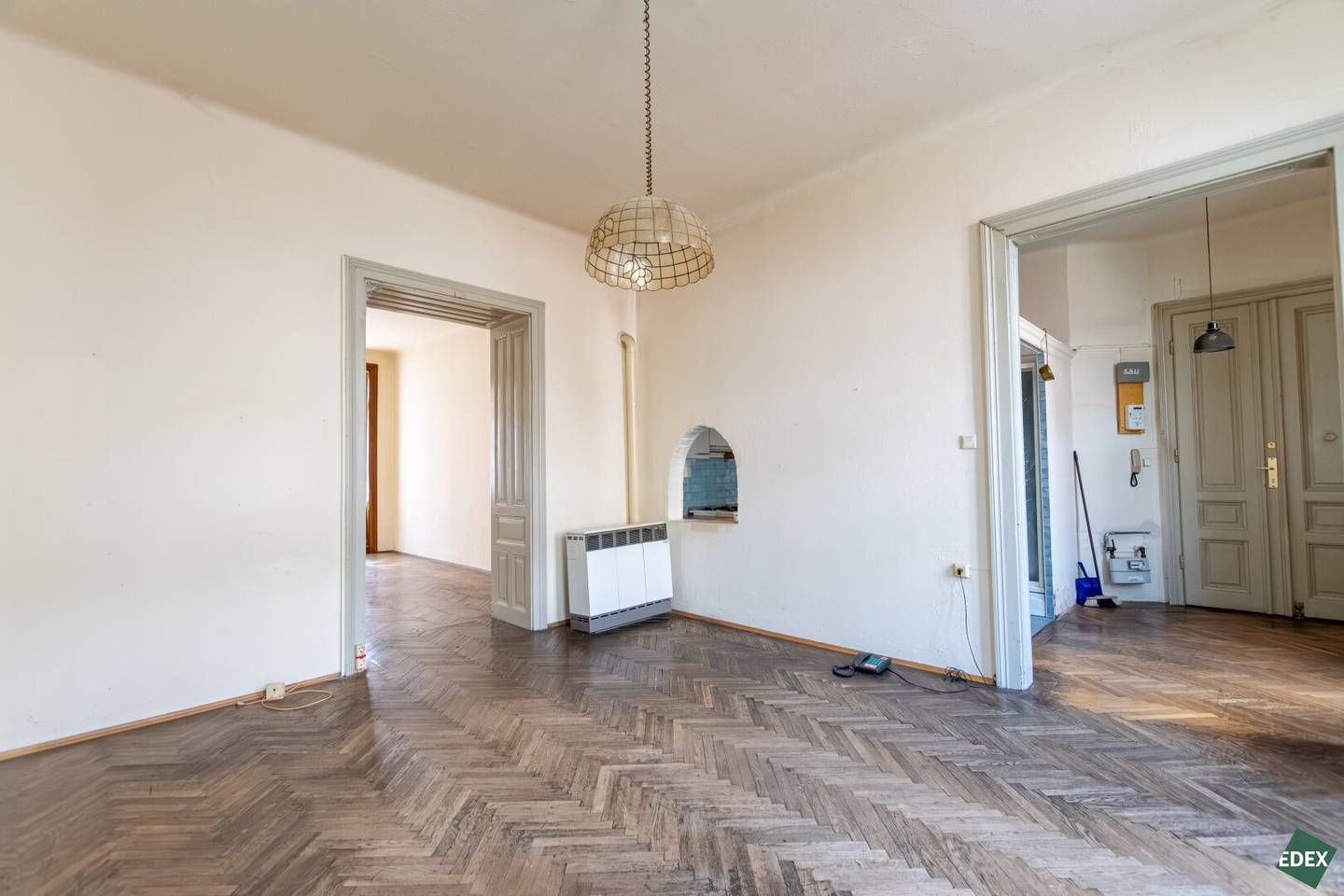 Charming Altbau gem in Hernals with development potential