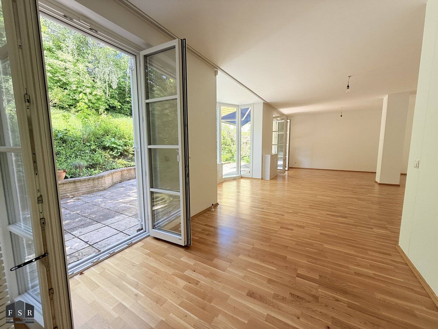 Gartengroße Wohnung mit Sauna im EG