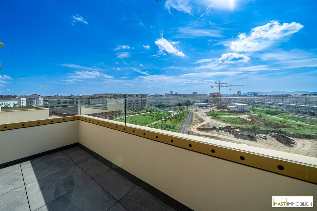 Helle Neubauwohnung mit Balkon und Parkettboden