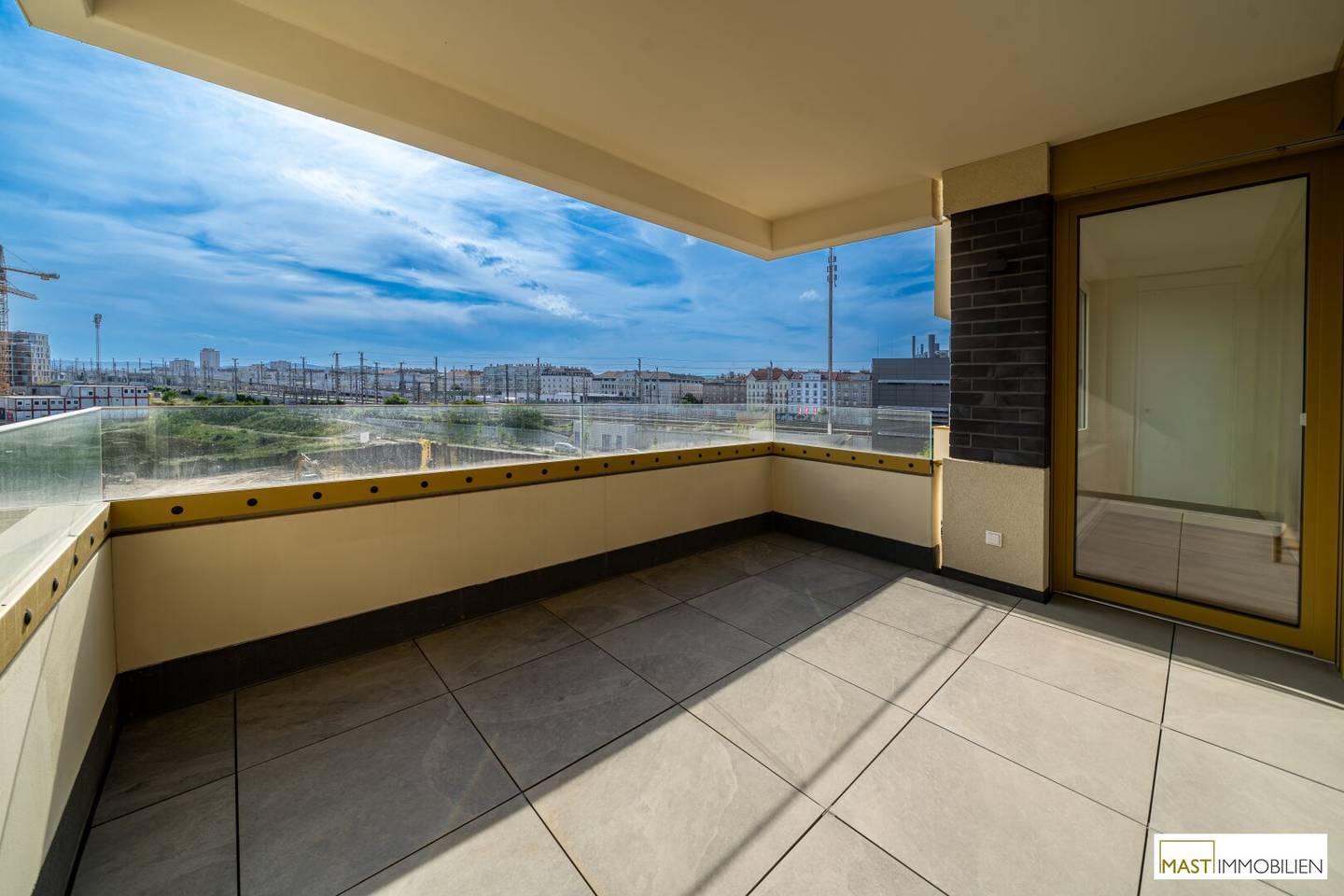 First occupancy 2-room apartment on 4th floor with lift