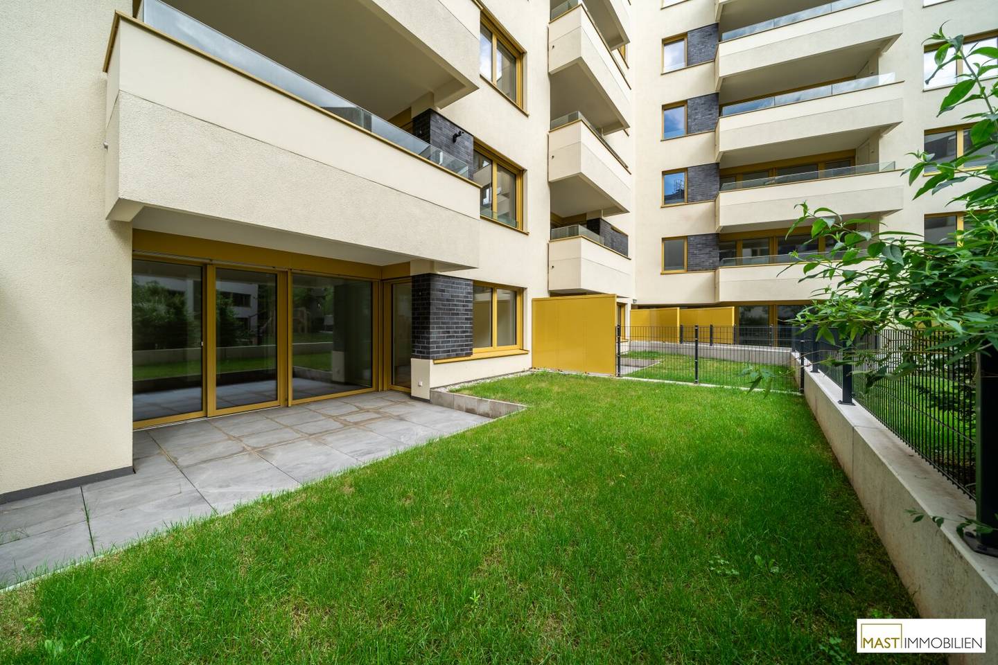 *Erstbezug* 2-Zimmer Gartenwohnung mit über 40qm Freifläche!