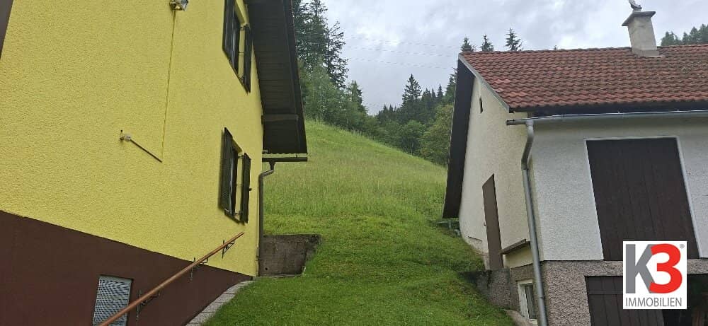 Einfamilienhaus mit Bergblick und großem Grundstück in Waldlage