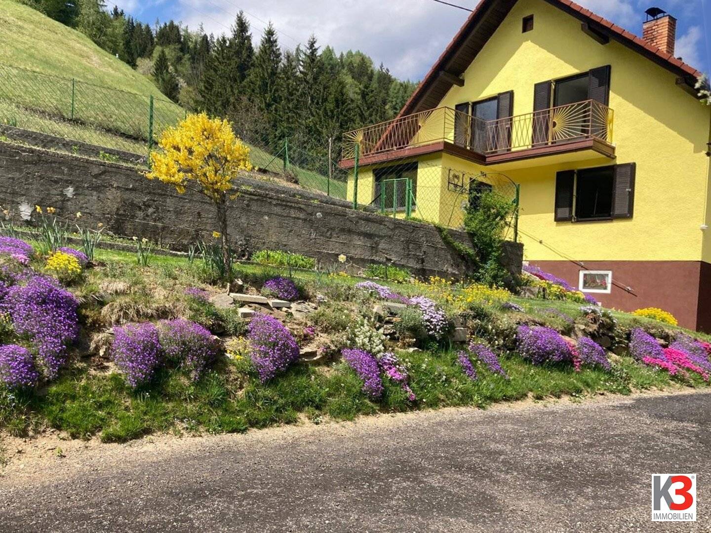Einfamilienhaus mit Bergblick und großem Grundstück in Waldlage