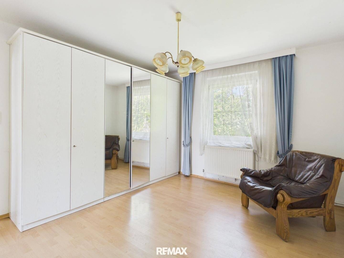 Einfamilienhaus mit Garage und Garten in Bruck