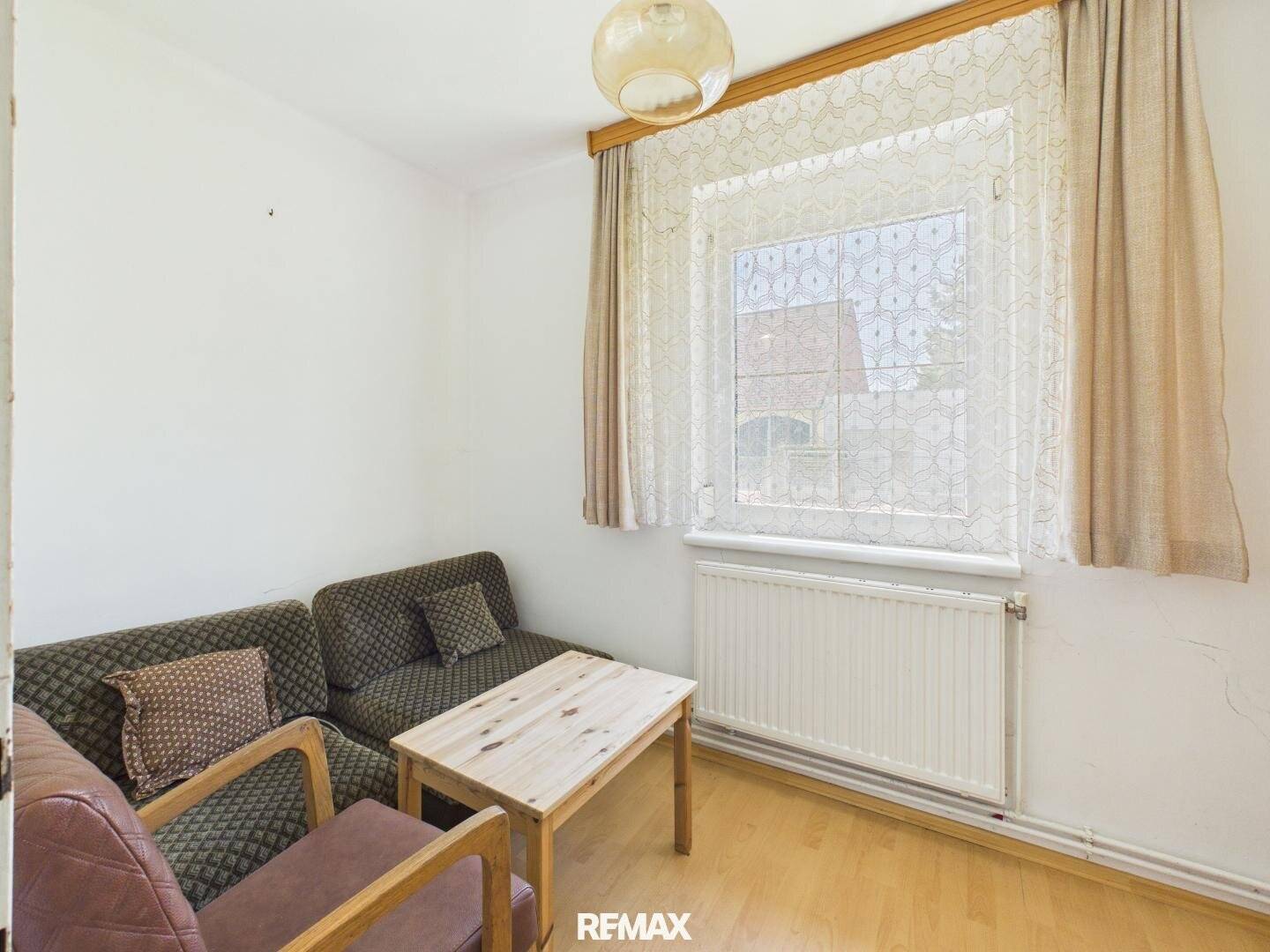 Einfamilienhaus mit Garage und Garten in Bruck