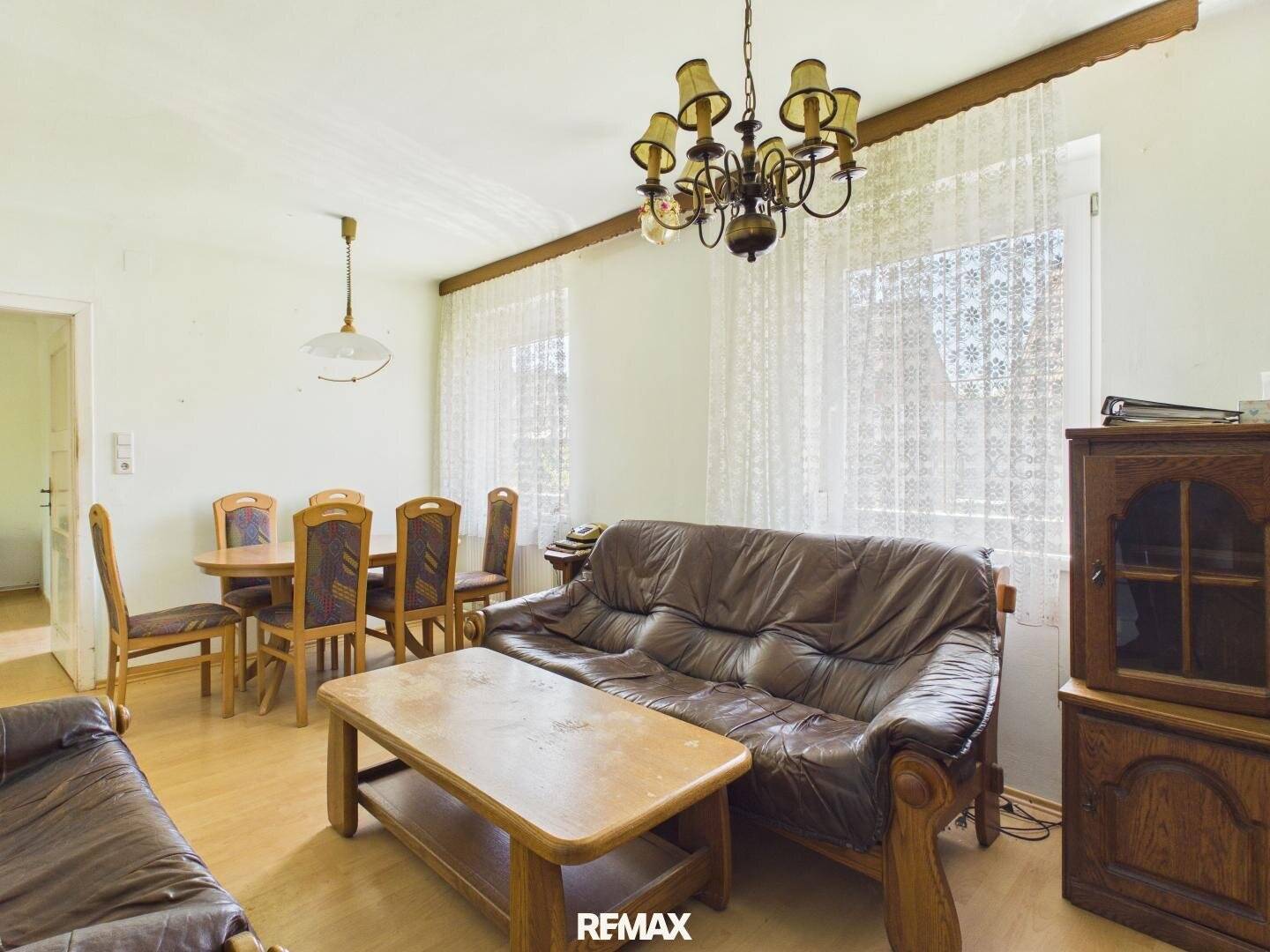 Einfamilienhaus mit Garage und Garten in Bruck