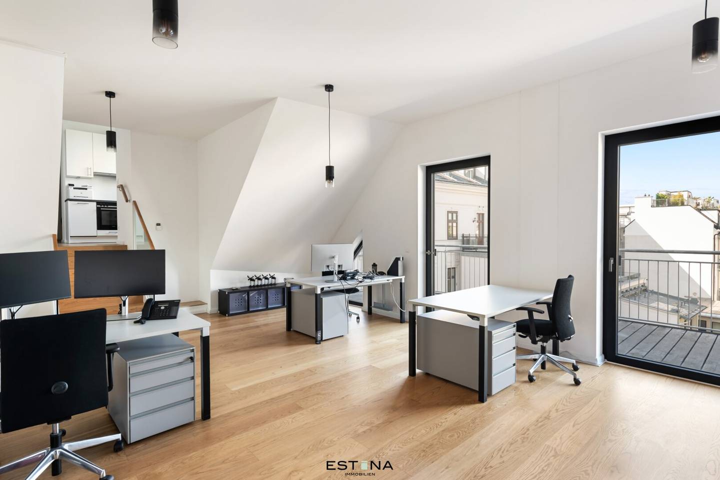 Klimatisiertes Büro mit großem Hofbalkon: Glasfaser Internetanschluss vorhanden