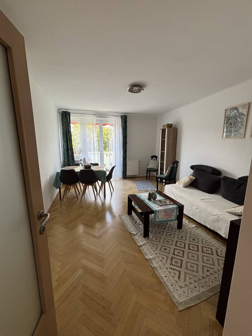 Bright Terrace Apartment with Park Views in Döbling