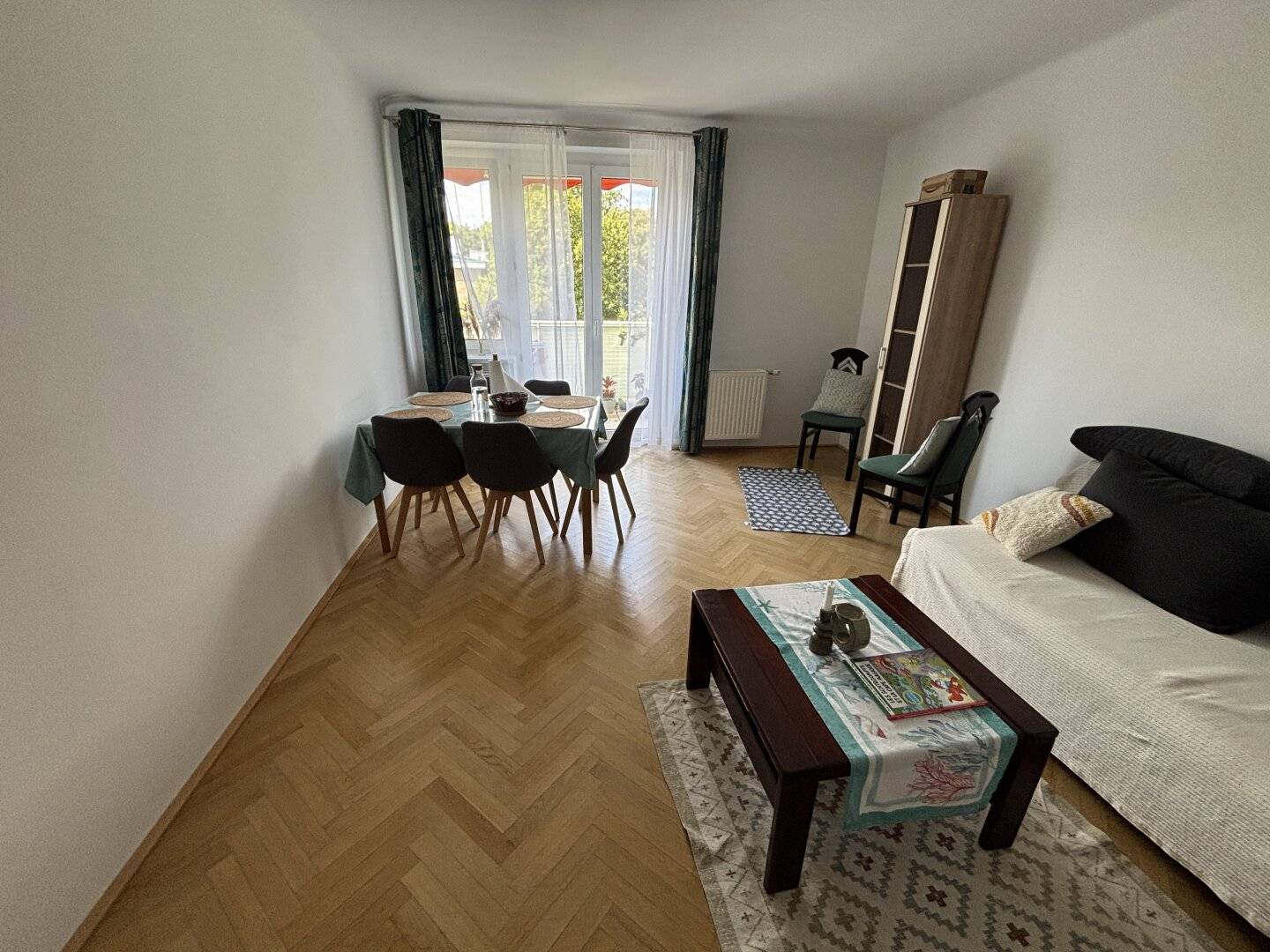 Bright Terrace Apartment with Park Views in Döbling