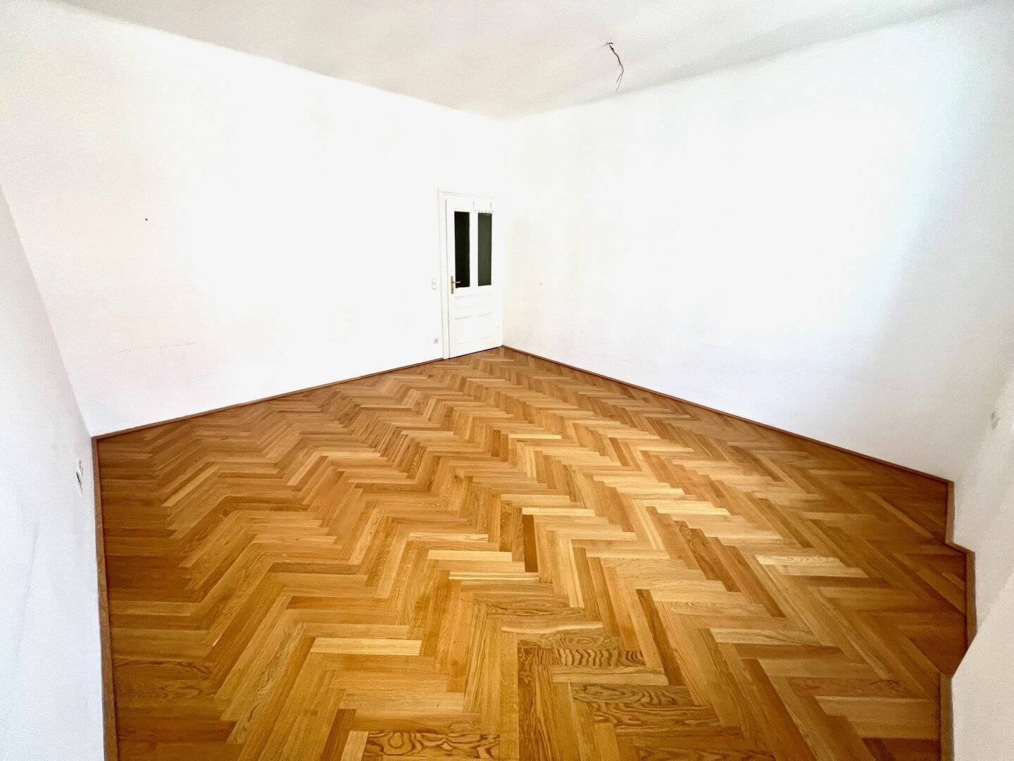 Renovated period apartment with underfloor heating and modern kitchen