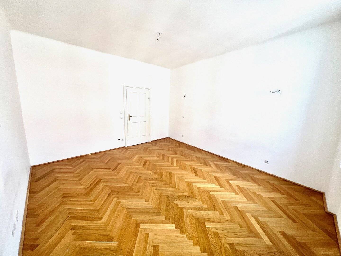 Renovated period apartment with underfloor heating and modern kitchen