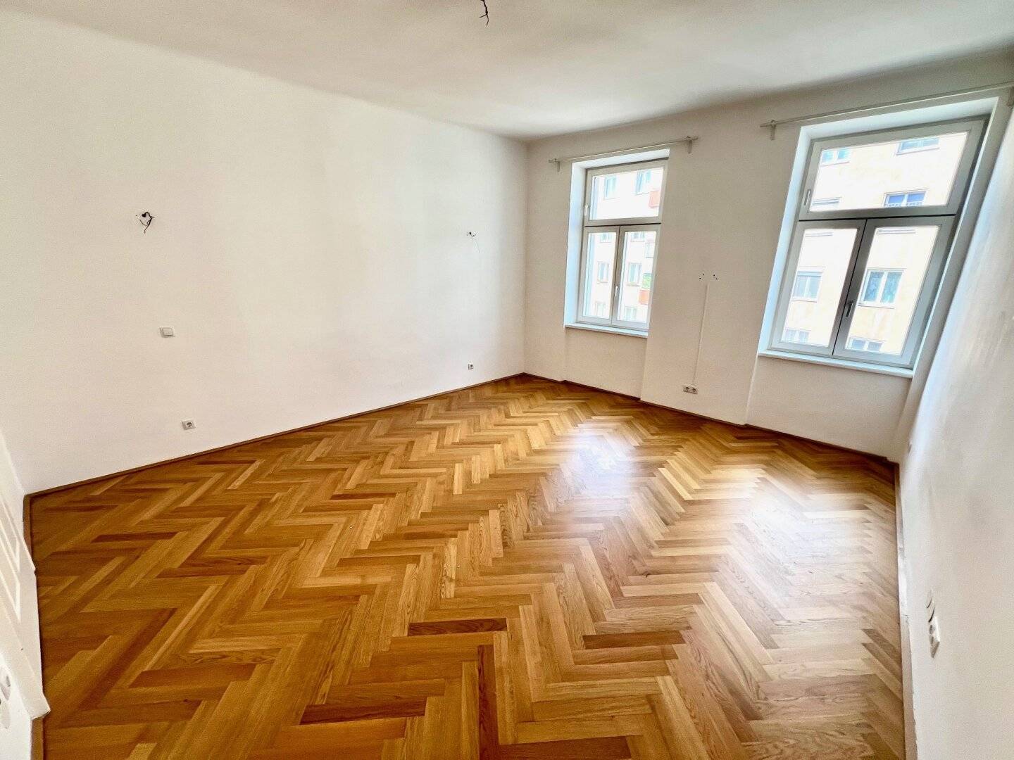 Renovated period apartment with underfloor heating and modern kitchen