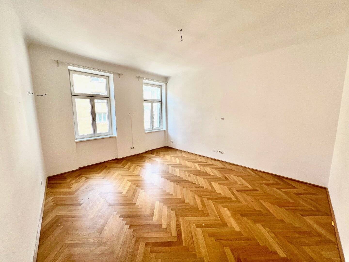 Renovated period apartment with underfloor heating and modern kitchen