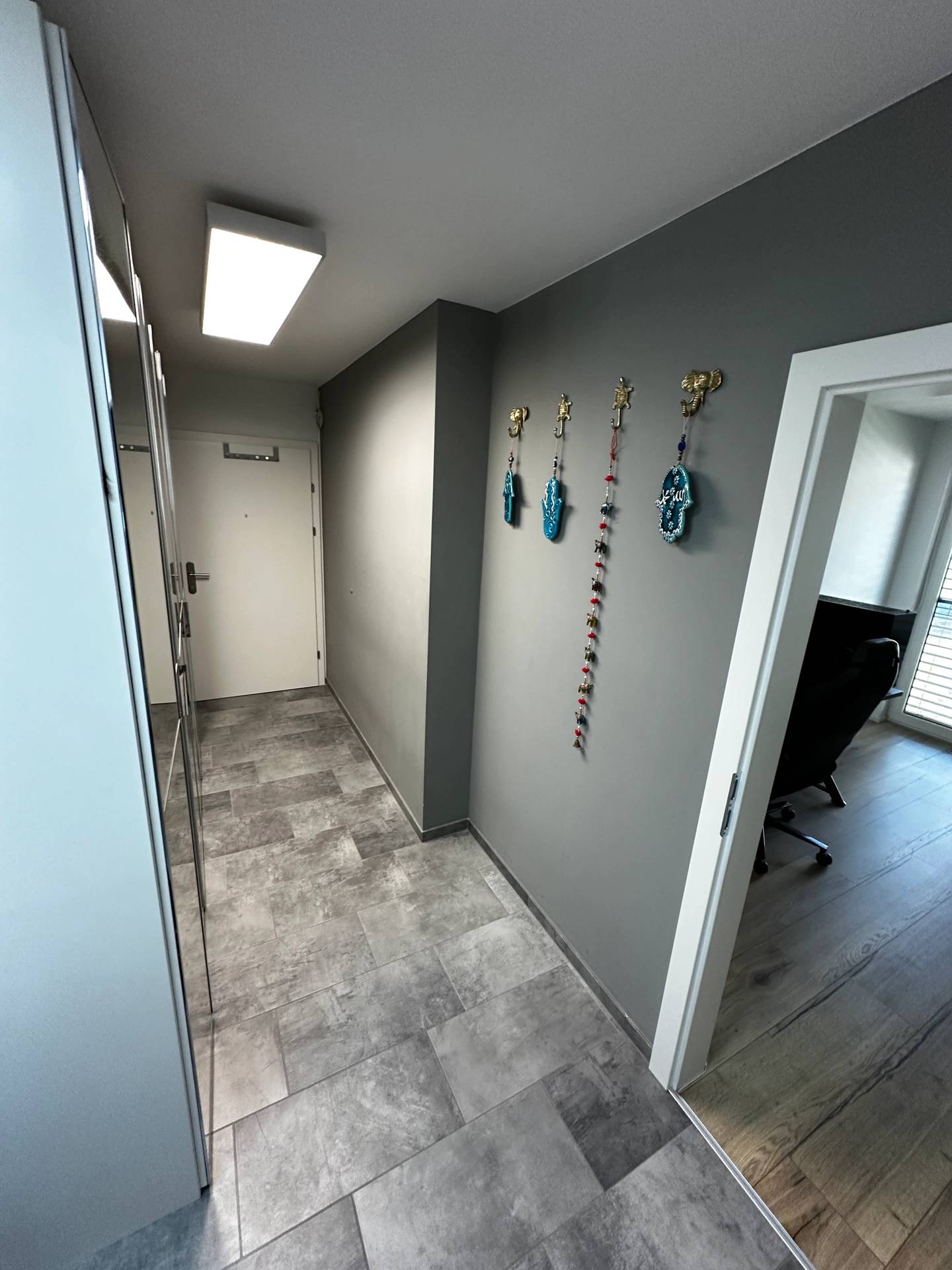 Bright Penthouse with Southwest Terrace and Mountain View in Niederndorf