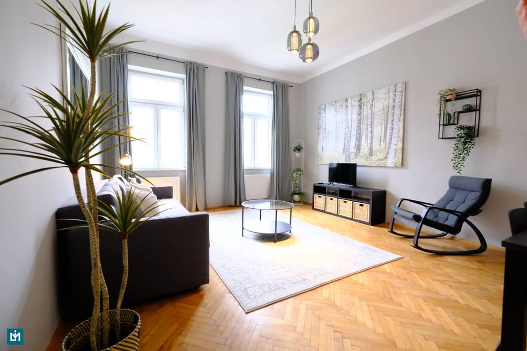 Helle Altbauwohnung mit Parkett und Einbauküche in Margareten