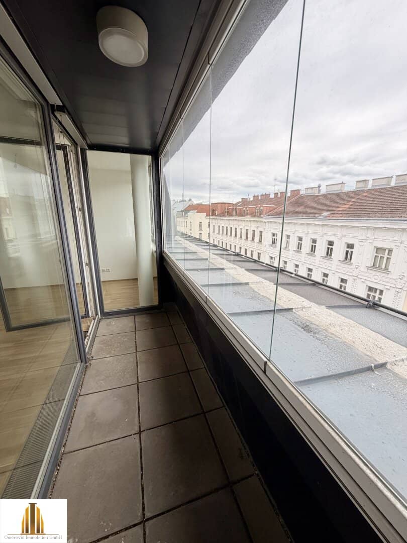 Helle Dachgeschoßwohnung mit Loggia in bester Lage