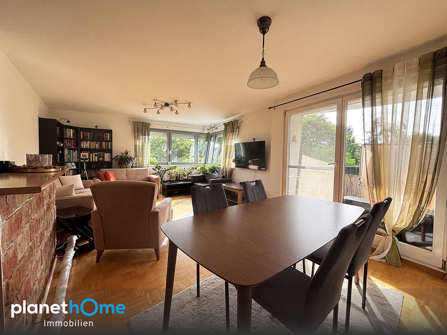 Bright Family Apartment with Terrace and Balcony near Bisamberg