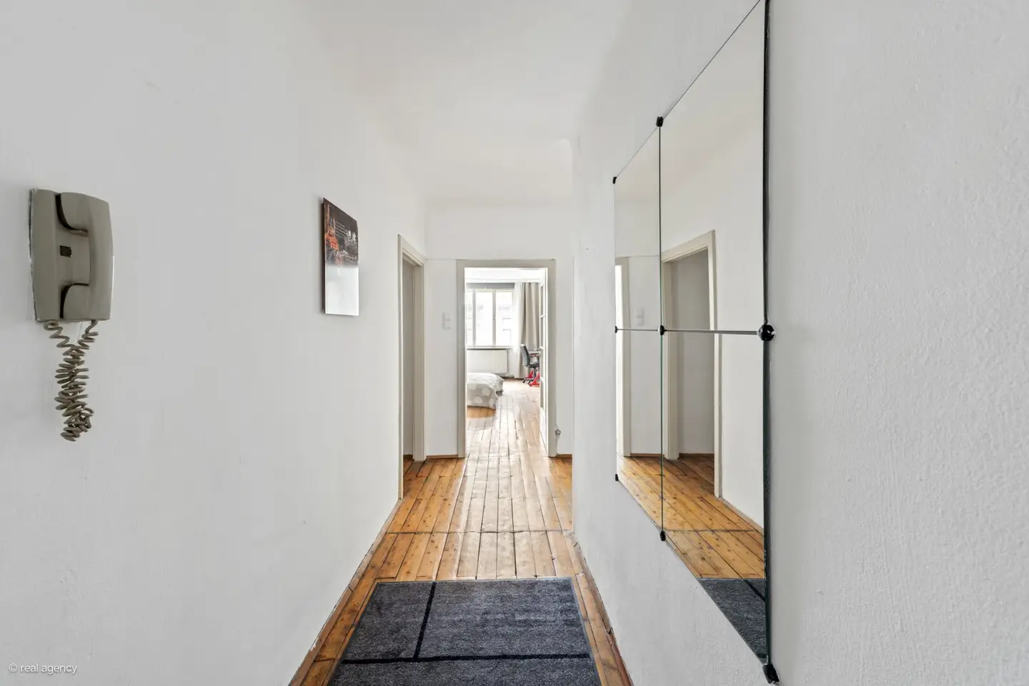 Bright Period Apartment with Balcony near Belvedere Palace