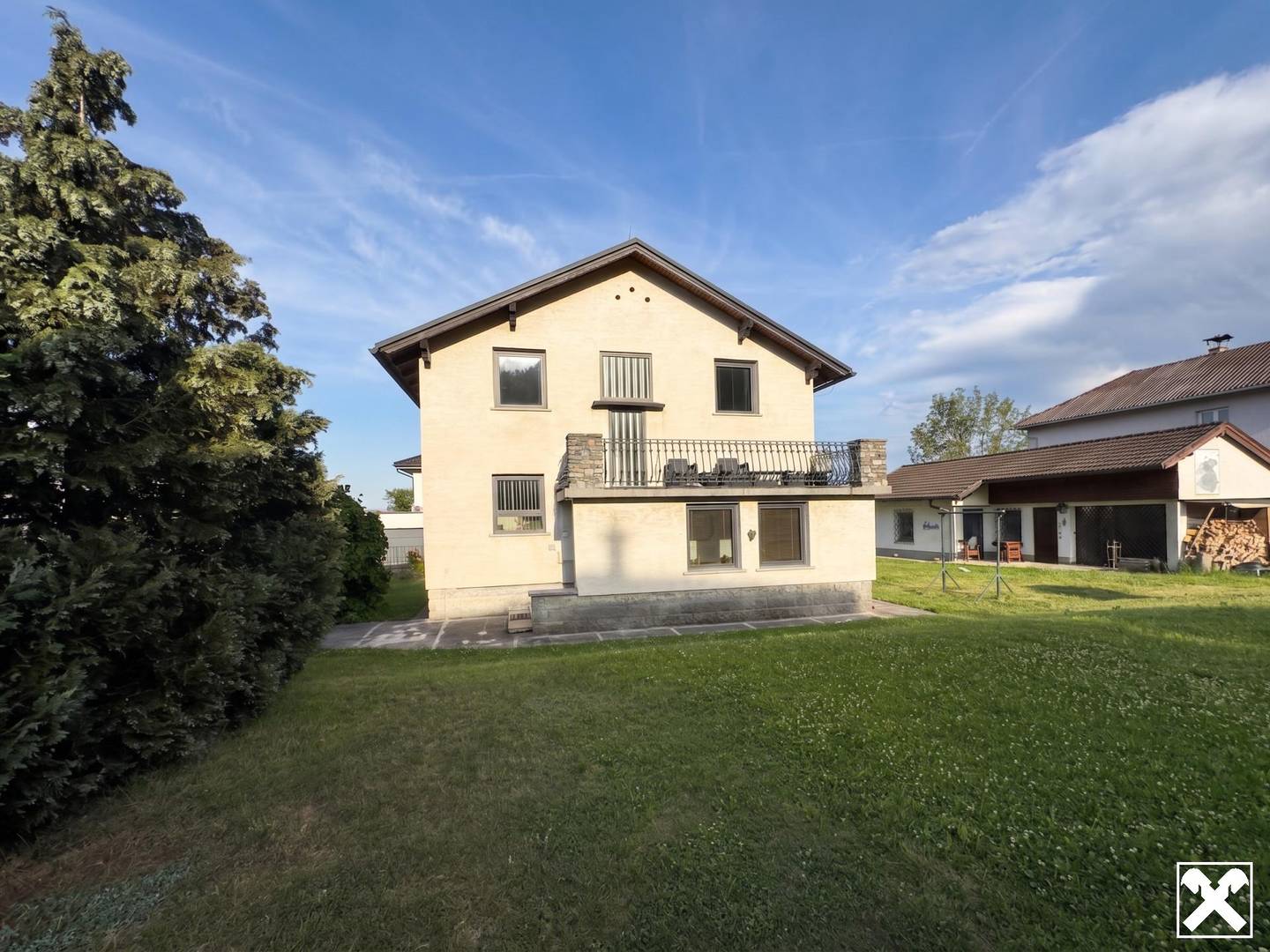 Geräumiges Einfamilienhaus mit großem Garten und Doppelgarage in Ternitz