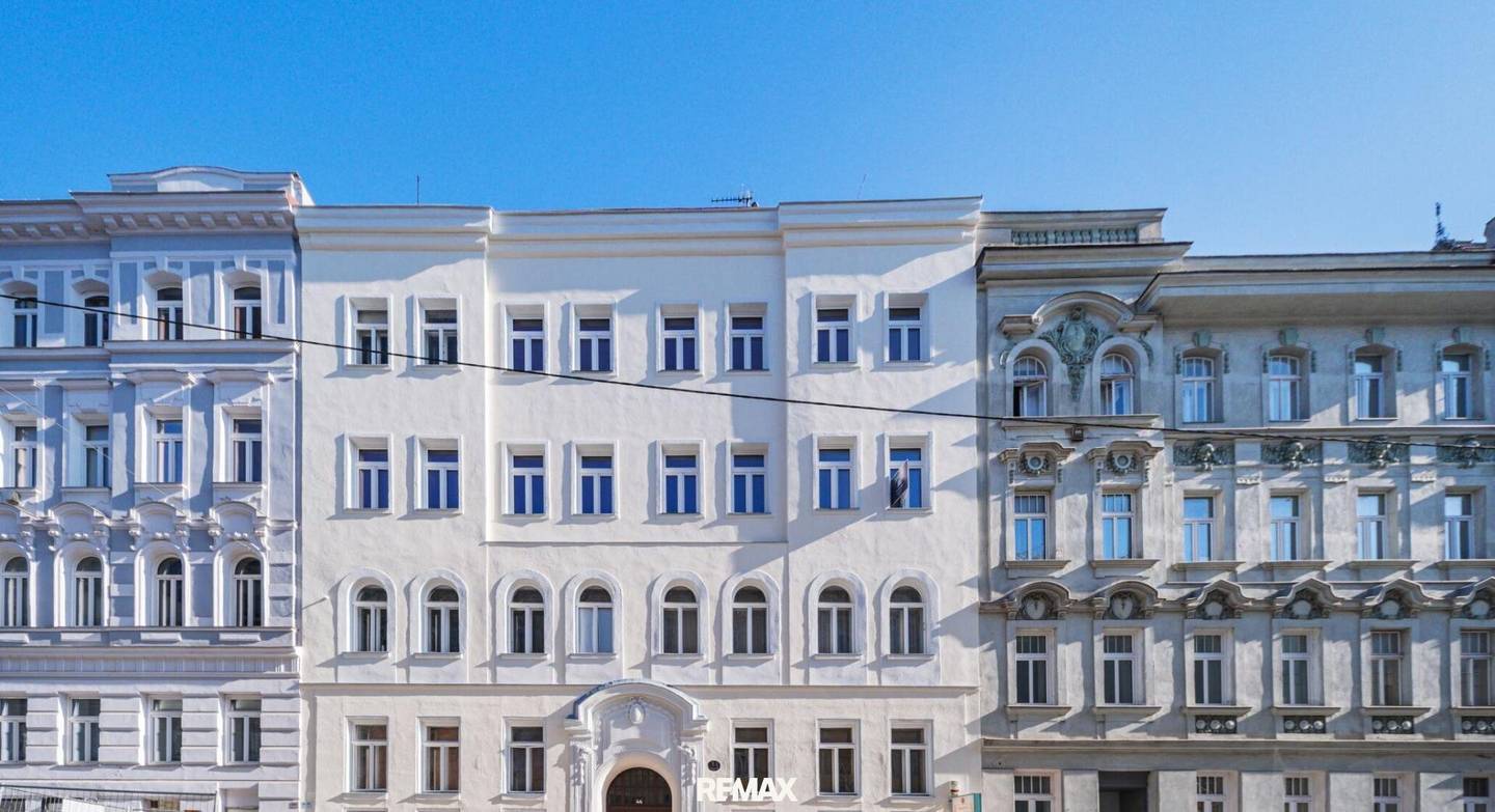 Renovated period apartment with balcony and parquet flooring