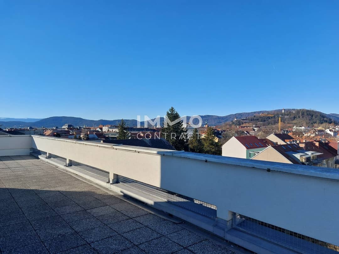 Bright top floor apartment with balcony and parquet