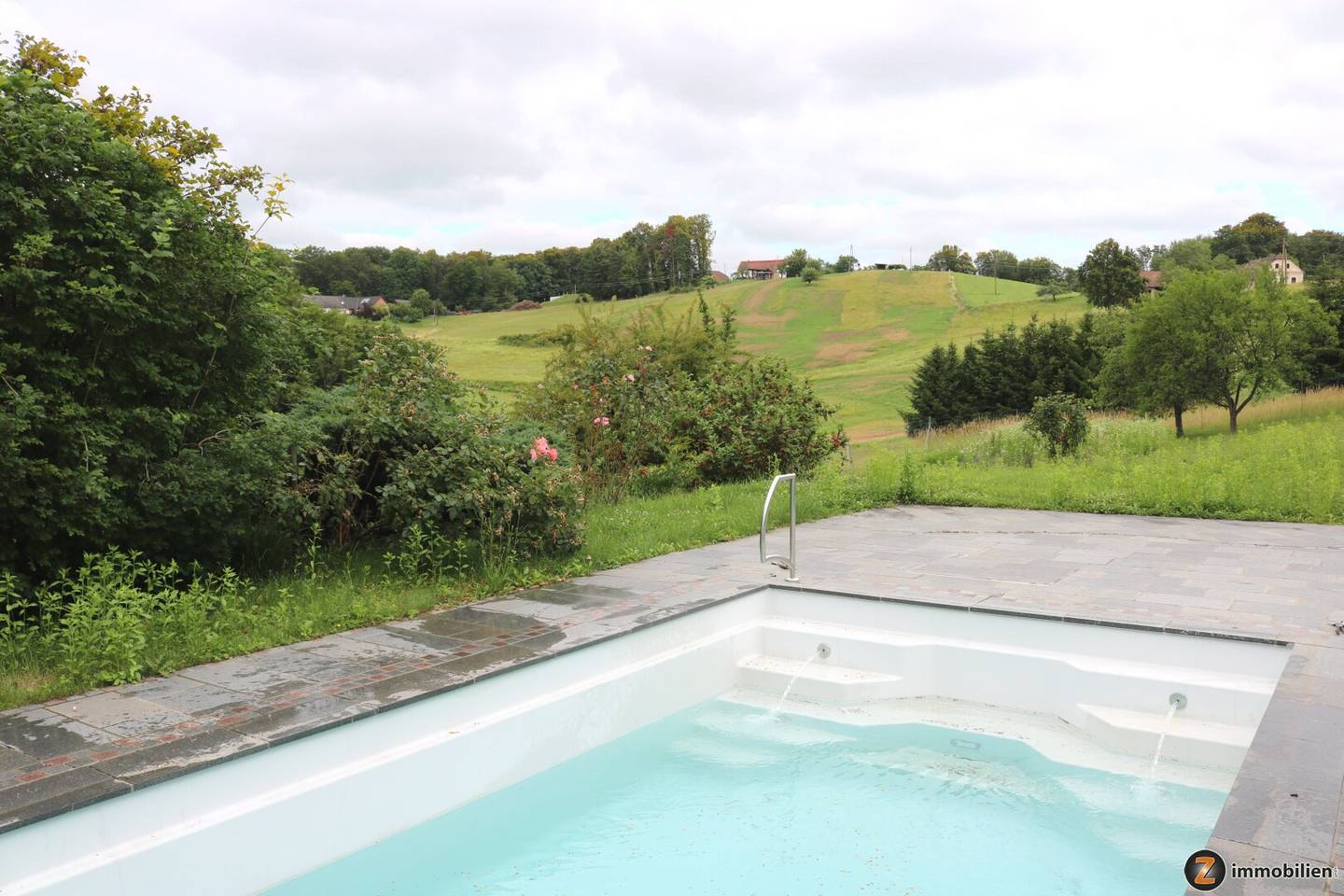 Landwirtschaftlicher Betrieb mit Pool und Garage