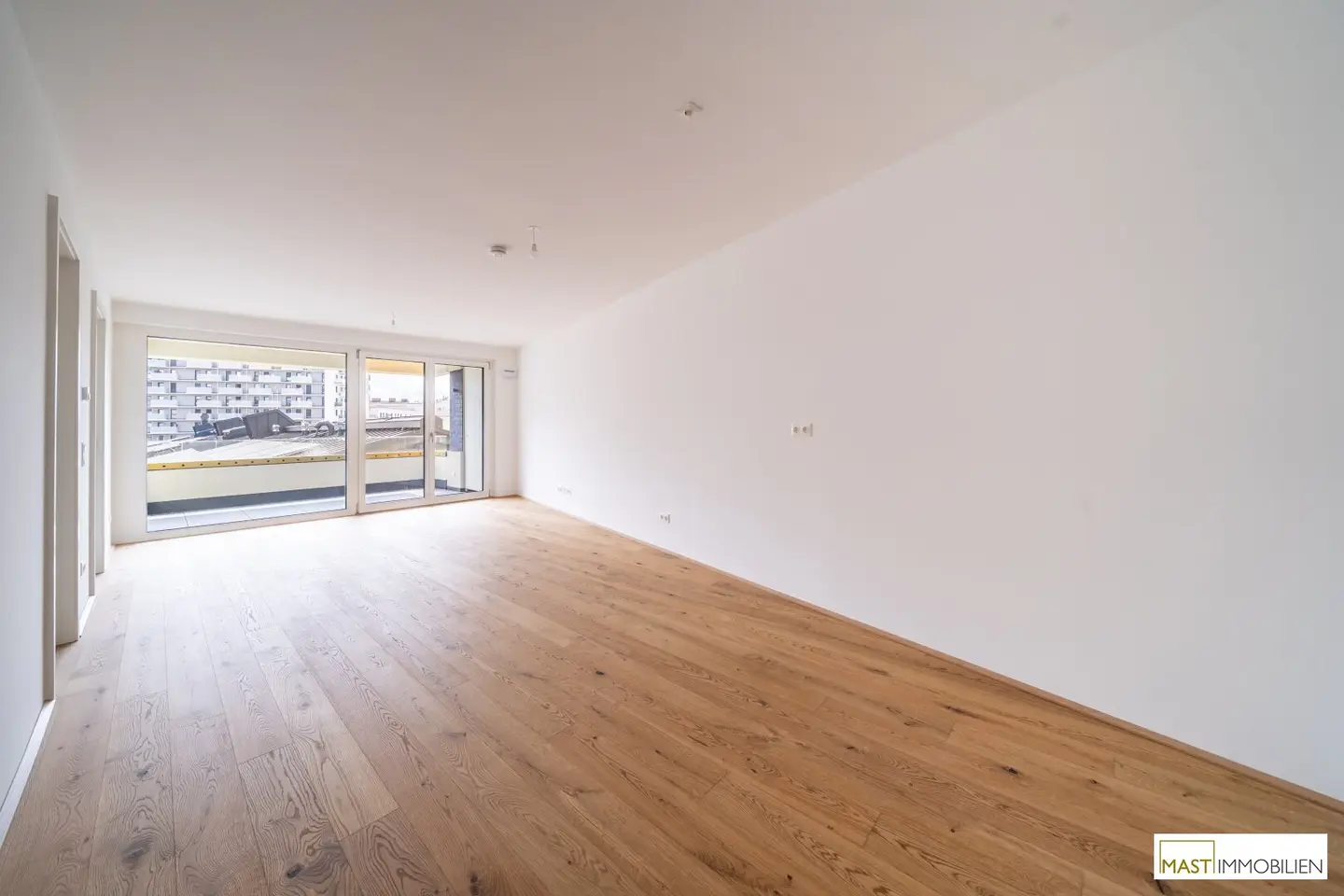 Immediate occupancy Perfectly laid out 2-room on the 4th floor