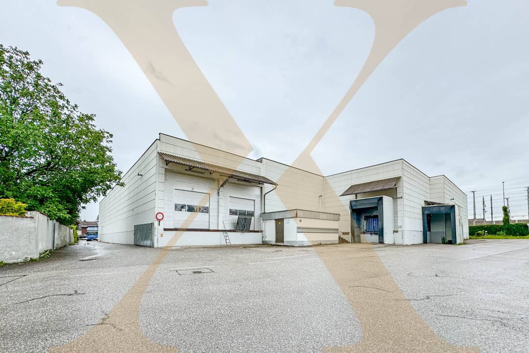 Warehouse with Offices in Wels