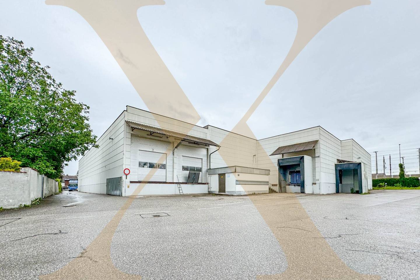 Lagerhalle samt Büros in verkehrstechnisch optimaler Lage in Wels zu vermieten! Gleisanschluss vorhanden! Teilbar! Auch Kauf möglich!