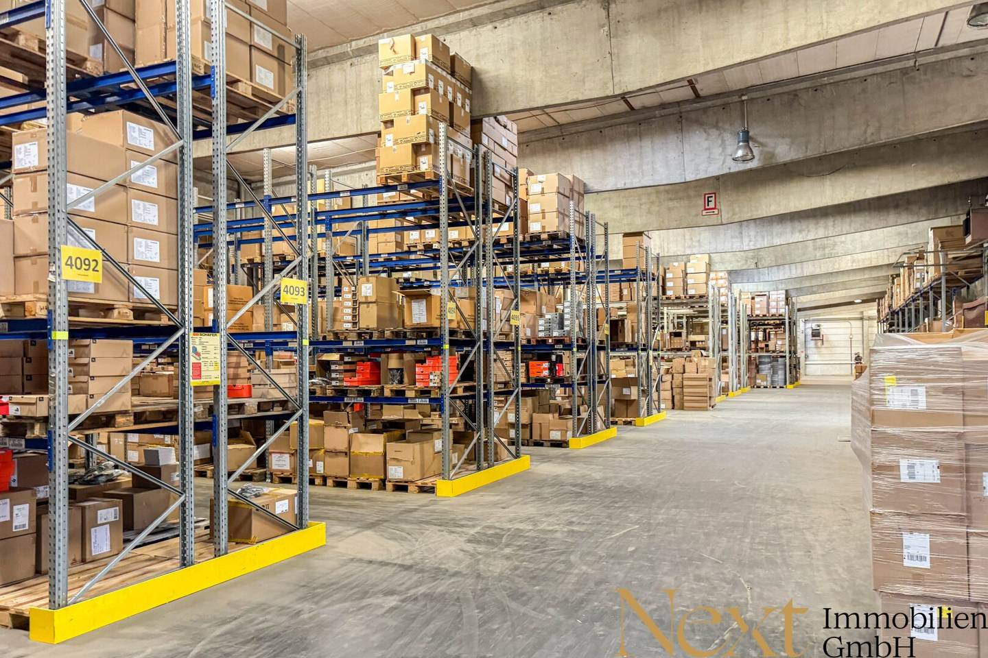 Lagerhalle samt Büros in verkehrstechnisch optimaler Lage in Wels zu vermieten! Gleisanschluss vorhanden! Teilbar! Auch Kauf möglich!