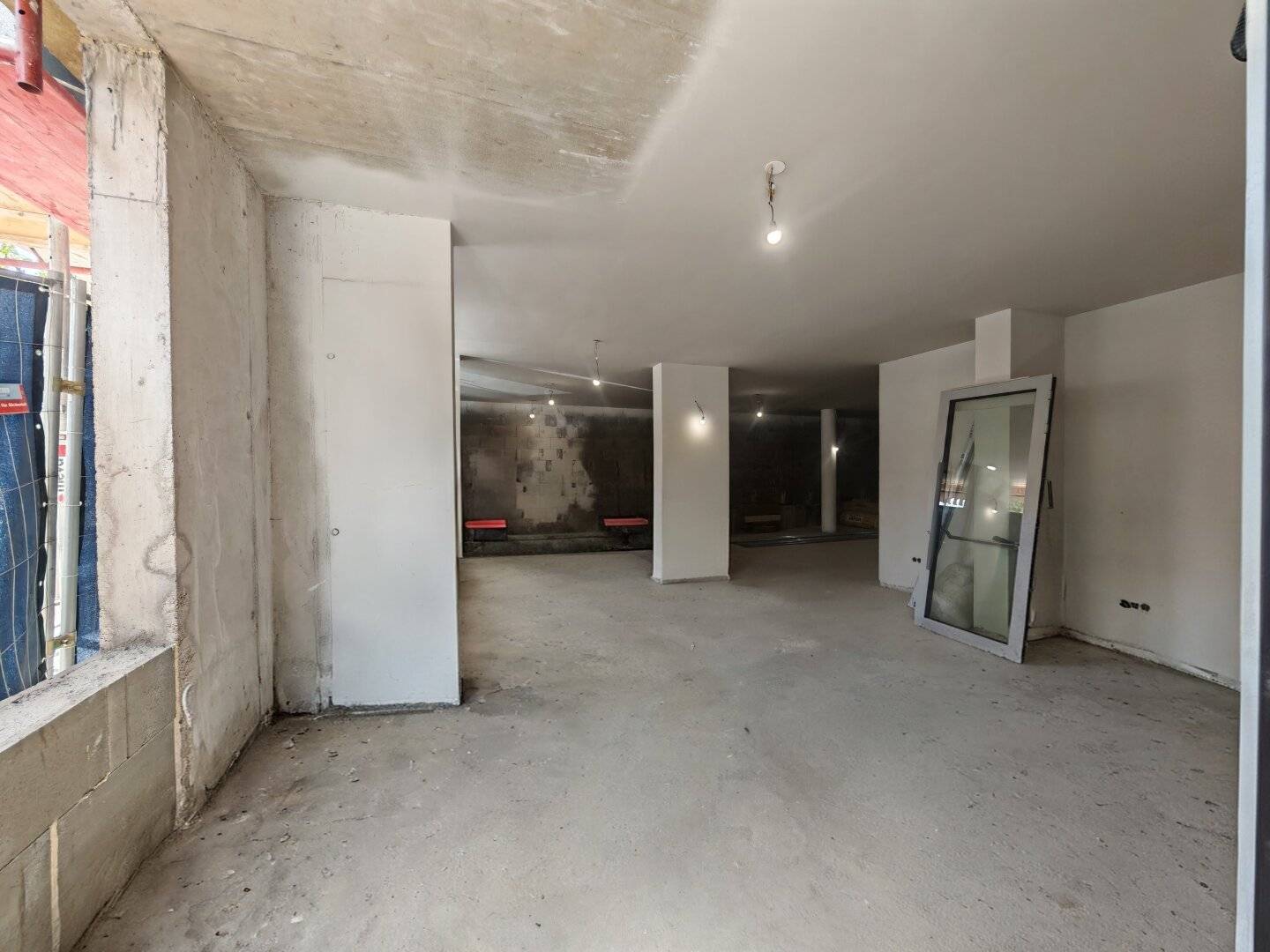 Retail space with display window and atrium at Baumgartner-Casino Park